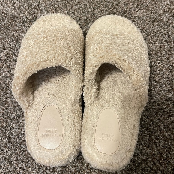 Abercrombie & Fitch Sherpa Slippers - Picture 3 of 3